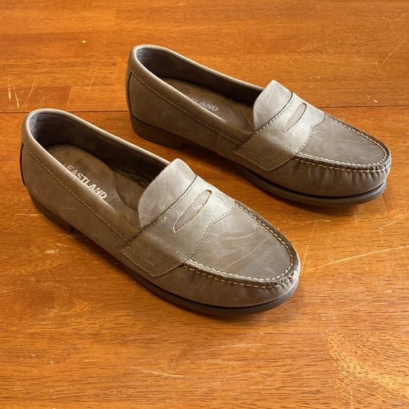 Eastland Womens Size 7.5 Memory Foam Suede Loafers Taupe Brown Classic II Shoes - Picture 2 of 7